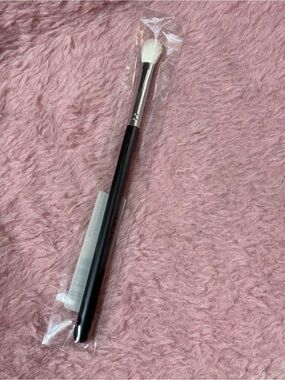 Morphe M433 Pro Firm Blending Fluff Brush